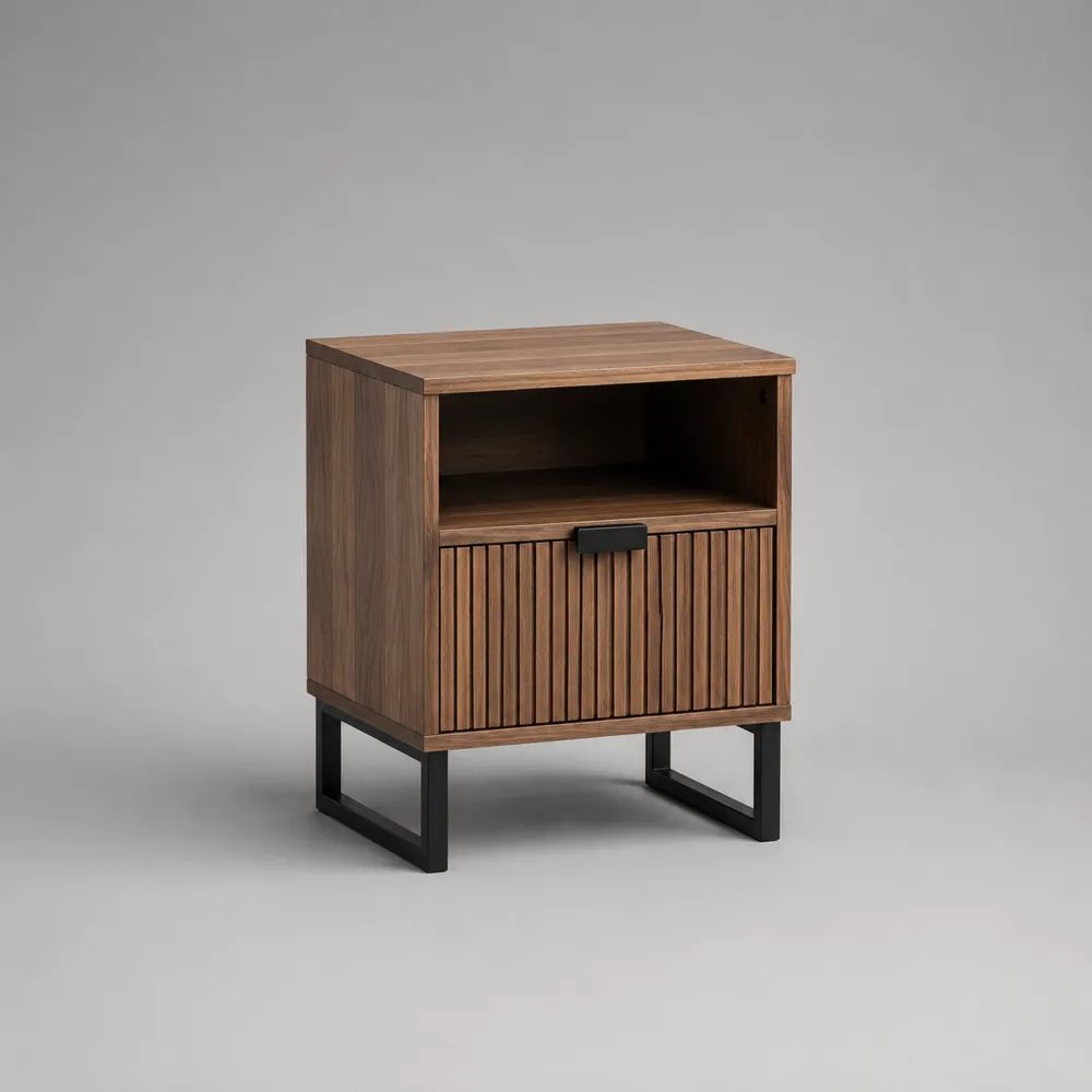 Comodino in legno con anta scanalata, vano aperto e base in acciaio nero, marrone noce, 50 x 40 x 65 cm