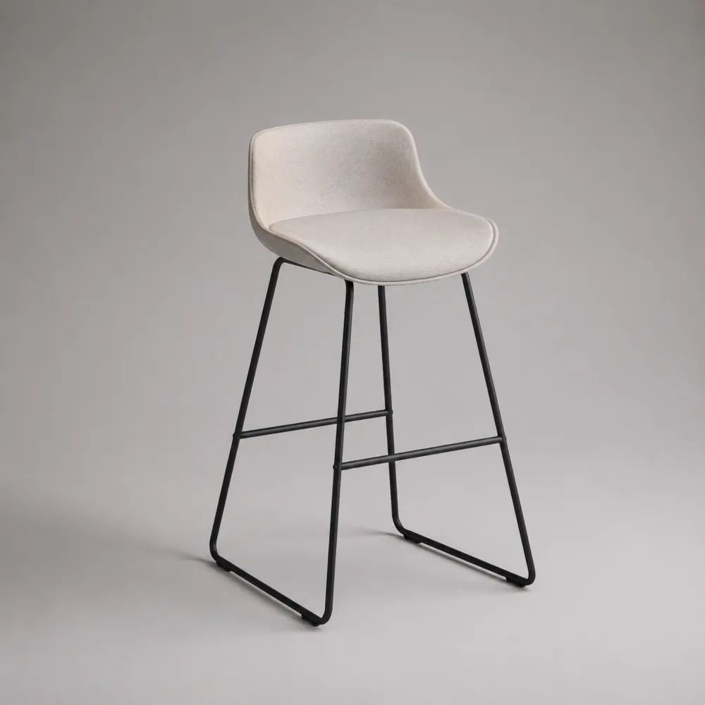 Sgabello da bar beige con schienale, seduta imbottita in tessuto e telaio in acciaio nero, 50 x 53 x 92 cm, altezza seduta 65 cm
