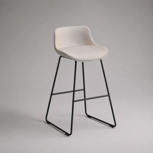Sgabello da bar beige con schienale, seduta imbottita in tessuto e telaio in acciaio nero, 50 x 53 x 92 cm, altezza seduta 65 cm