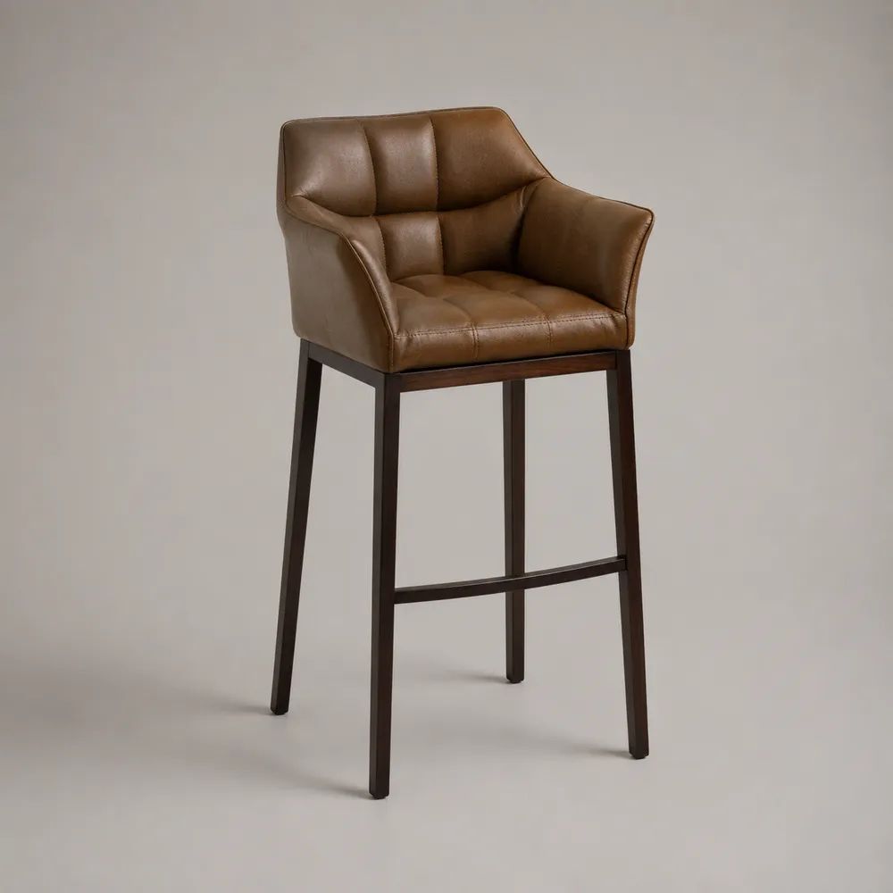 Sgabello da bar con braccioli in pelle sintetica marrone cognac e legno massello marrone scuro, 56 × 57 × 102 cm, altezza seduta 76 cm