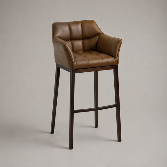 Sgabello da bar con braccioli in pelle sintetica marrone cognac e legno massello marrone scuro, 56 × 57 × 102 cm, altezza seduta 76 cm