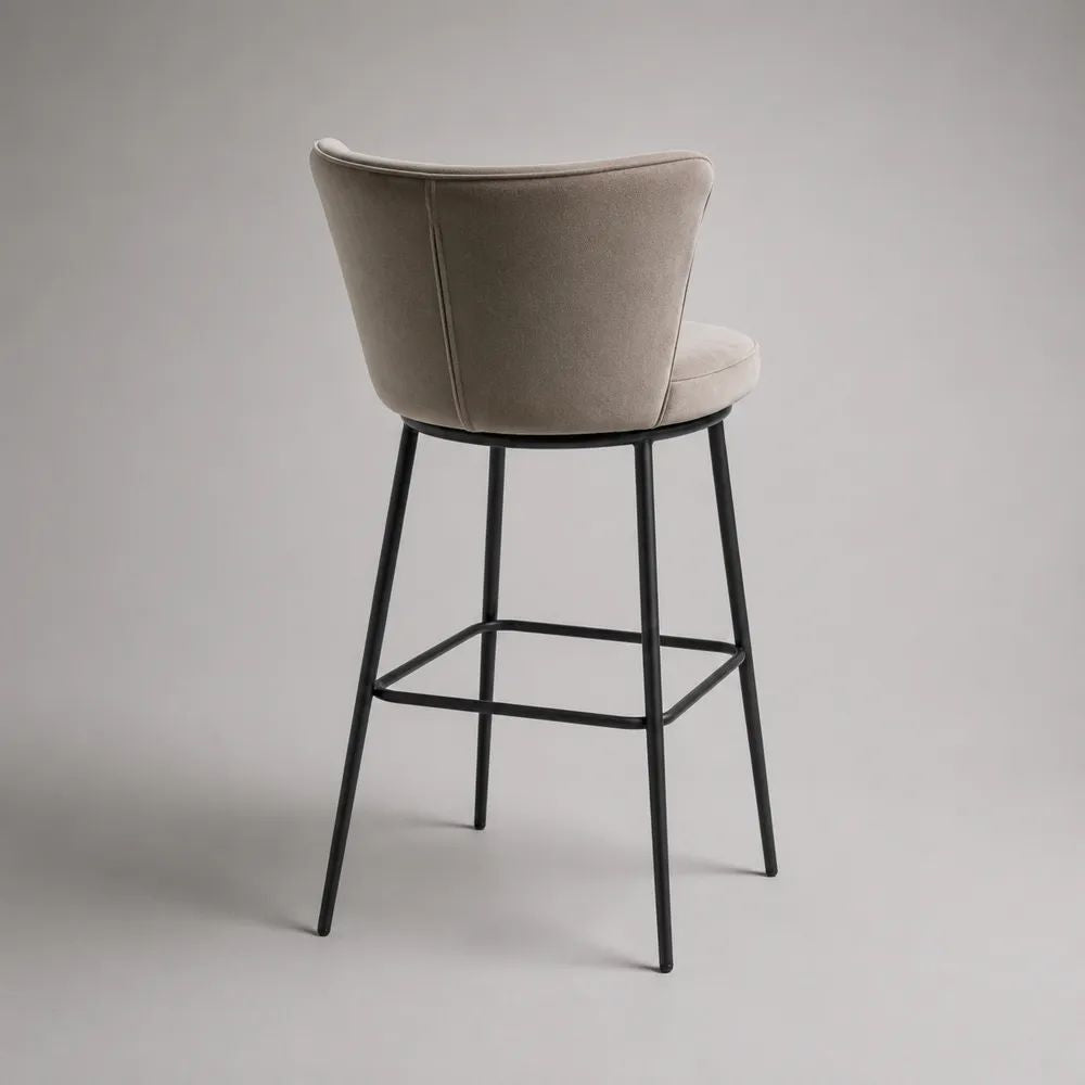 Sgabello da bar imbottito in velluto di poliestere beige con schienale curvo e struttura in acciaio nero, 52 x 53 x 99 cm