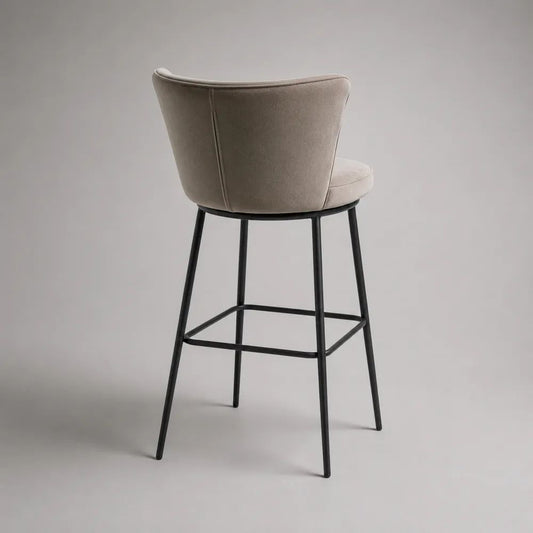 Sgabello da bar imbottito in velluto di poliestere beige con schienale curvo e struttura in acciaio nero, 52 x 53 x 99 cm