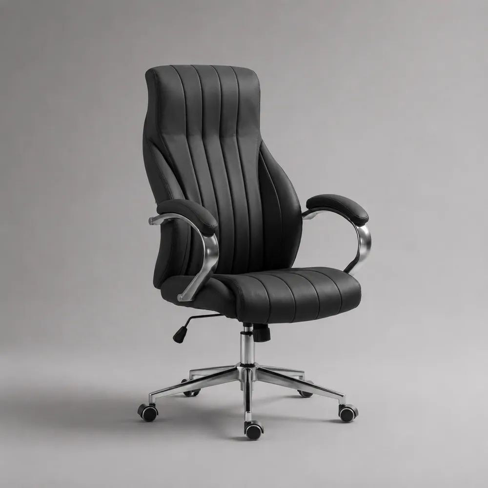 Sedia da ufficio ergonomica girevole nera in pelle sintetica e metallo con schienale alto, altezza regolabile e base a 5 razze, 68 x 70 x 113-123 cm